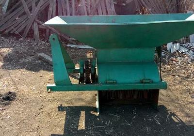 集贤县九队农机农民专业合作社 机械化施肥，助力现代农业高效发展